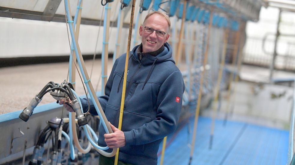 Frank Steffens ist Herdenmangaer auf dem Hof von Holger Willms. Er ist für die Versorgung der Kühe zuständig. Foto: Ortgies