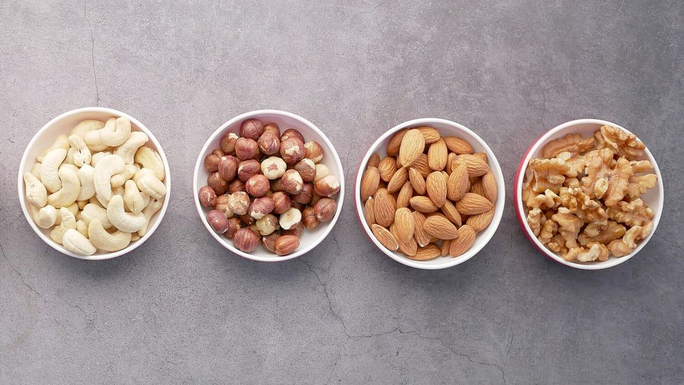 Ob beim Kochen, Backen oder einfach zwischendurch: Nüsse sind beliebt und leisten einen wertvollen Beitrag zu einer ausgewogenen Ernährung. Foto: Unsplash/Towfiqu Barbahuiya
