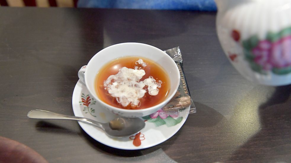 Die Sahne steigt als Wulkje, also Wolken, in der Tasse auf.