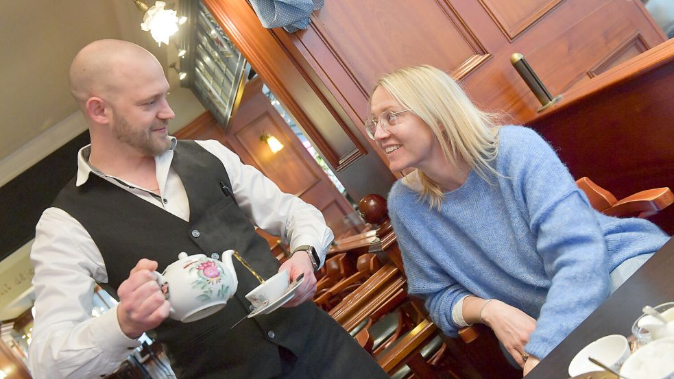 Darf es noch eine Tasse sein? Im Grand Café schenkt ein Mitarbeiter Geschäftsführerin Barbara Sälzer nach.