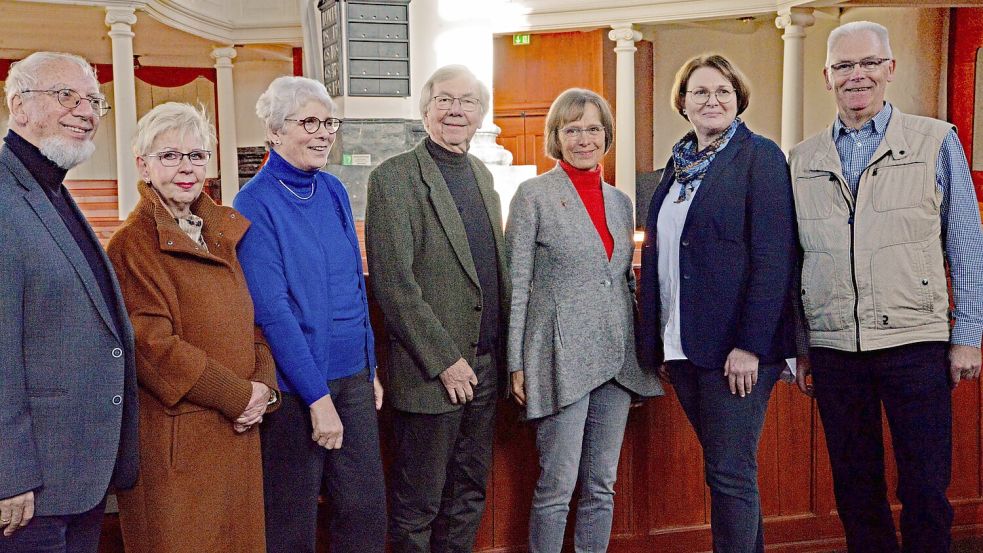 Jann Schmidt (Mitte) und seine Unterstützer bei der Übersetzung der Psalmen: (von links) Bernhard Berends, SKN-Verlagsleiterin Gabriele Basse, Hilke Klüver, Cornelia Nath, Angelika Scheepker und Gerhard Schrader. Es fehlen Jan Lüken Schmid und Anne Ulferts. Foto: Lüppen
