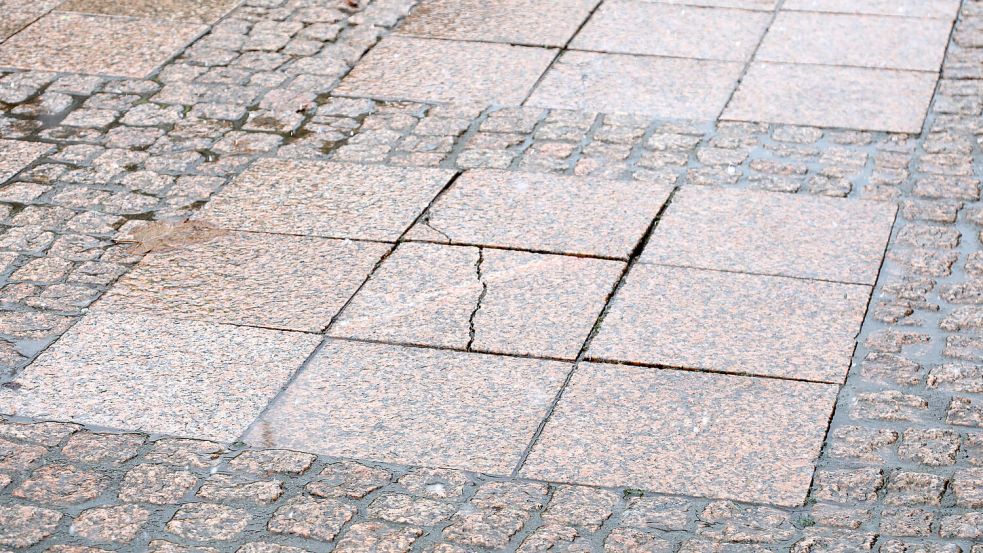 Einige Granitplatten sind im Laufe der Zeit gebrochen. Foto: Romuald Banik