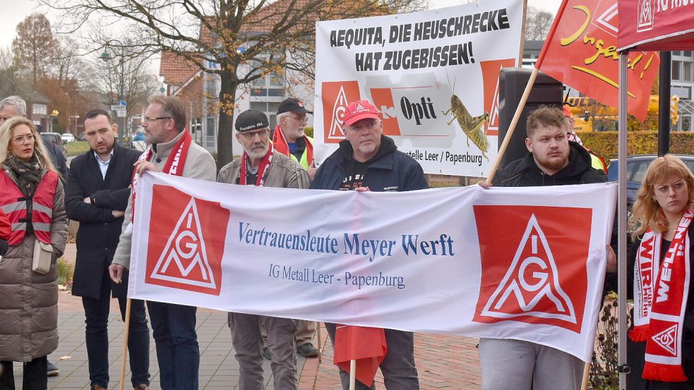 Auf einem der Plakate stand: "Aequita, die Heuschrecke hat zugebissen". Foto: Zein