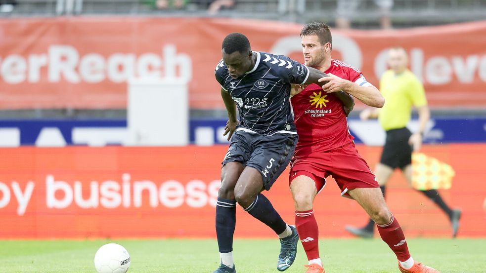 Schon zweimal besiegten Tido Steffens (rechts) und Co. diese Saison den VfB, jeweils in Oldenburg. In der Liga hieß es 3:0, im Pokal gab es einen Sieg nach Elfmeterschießen. Foto: Doden/Emden