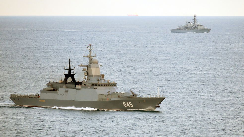 Vorsichtsmaßnahme der Niederlande: Die Königliche Marine begleitet Schiffe, die die Küste des Landes passieren. Foto: dpa/PA Media/Rn Aircrew/Mod/Crown Copyright