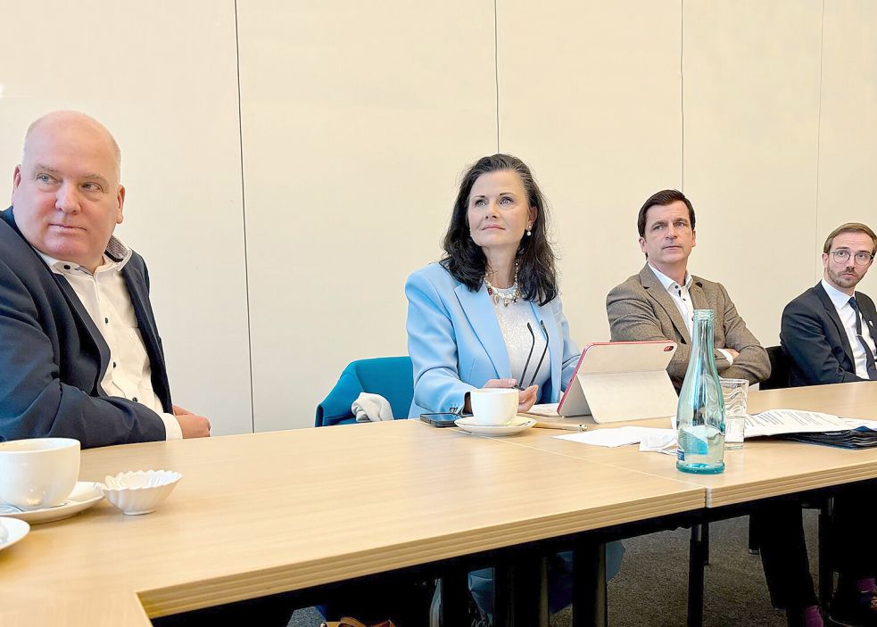 Gitta Connemann (CDU) traf sich mit Bürgermeistern aus dem Landkreis Leer und brachte Dr. Andre Berghegger, Geschäftsführer des Deutschen Städte- und Gemeindebundes, mit ihnen zusammen. Foto: Nording