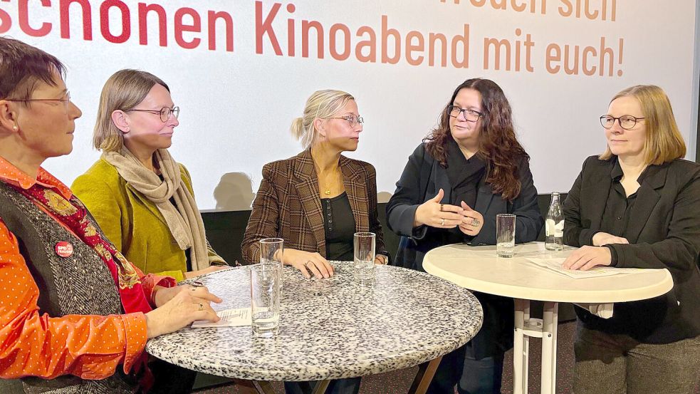 Anja Troff-Schaffarzyk (SPD) diskutierte mit Vertreterinnen der Arbeitsgemeinschaft sozialdemokratischer Frauen in der SPD in Leer über häusliche Gewalt. Foto: Nording