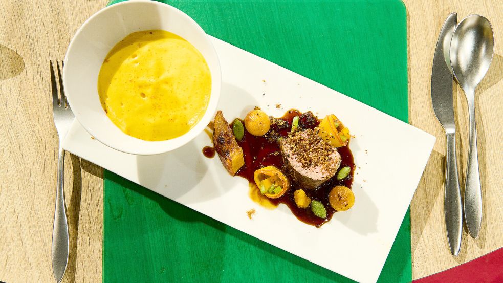 Das Tagesmotto lautete zehn Zutaten. Anneke Bohlen kochte Rehrücken an süßsaurem Kürbis-Paprika-Gemüse mit Ofenkürbis, Kürbis-Espuma, frittiertem Ingwer und Sojasauce. Foto: ZDF/Gunnar Nicolaus