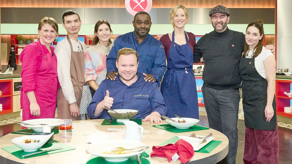 Gruppenfoto des ersten Finaltages, von links: Kandidaten Olga Held, Tung Nguyen, Christina Fink, Juror Richard Rauch, Moderator Nelson Müller, Kandidaten Anneke Bohlen, Svetozar Savi und Lena Rath. Foto: ZDF/Gunnar Nicolaus