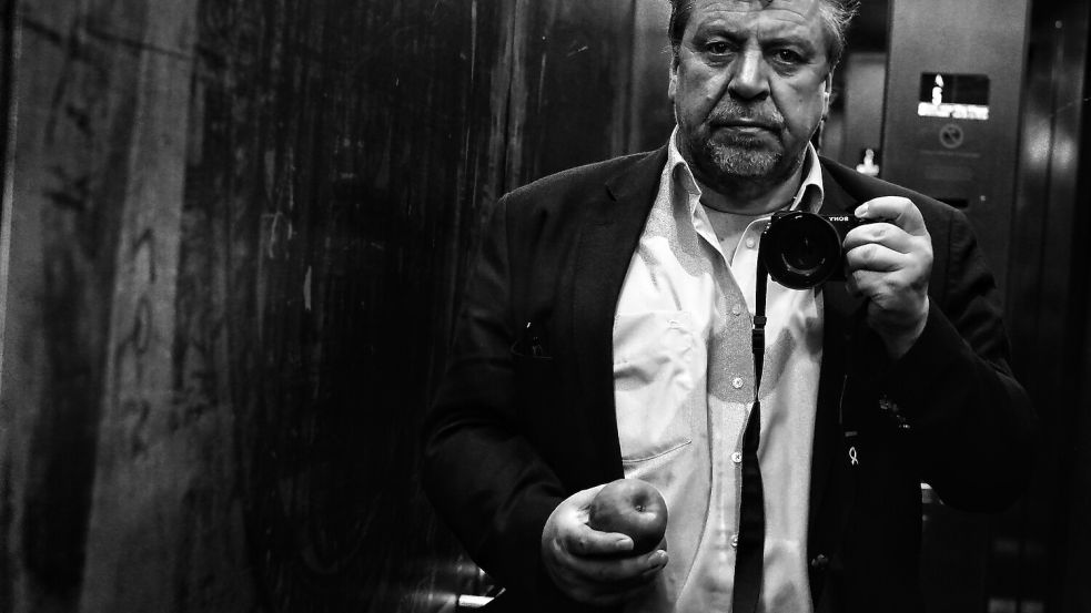 Die Kamera ist immer dabei, wenn Armin Rohde unterwegs ist. Manchmal fotografiert er auch sich selbst. Foto: Armin Rohde