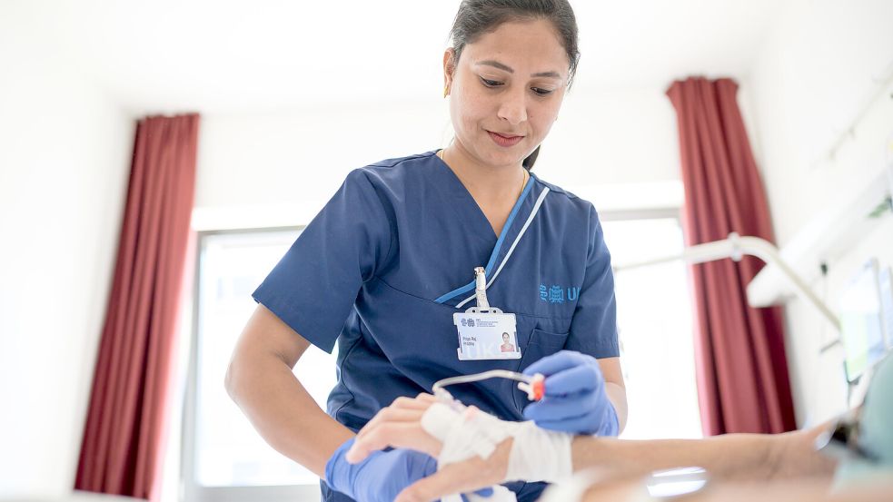 Wachsender Bedarf: Ausländische Arbeitskräfte sind aus dem Pflegebereich nicht mehr wegzudenken. Foto: dpa/Oliver Dietze