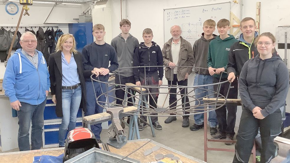 Das Storchennest soll bald in Großefehn aufgestellt worden. Stolz auf ihr Projekt und die gelungene Kooperation sind (von links): Alfred Christochowitz (Nabu), Sandy Meinecke (KGS Großefehn), Ben-Niklas Schoone, Gabriel Vincent Kissinger, Ole Tammen, Helmut Hanssen, Laurin Manig, Luca Stöhr, Marcel Loets und Jana Horchler. Foto: privat