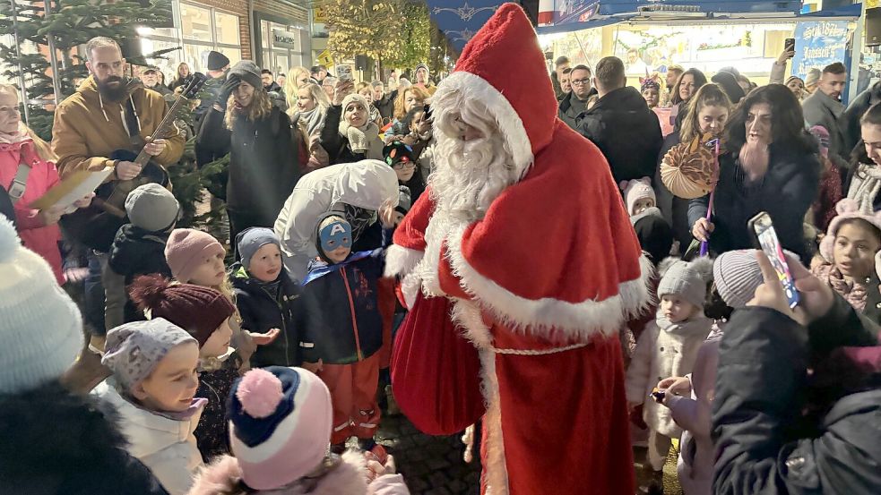 Umringt von Kindern der Kita Süderneuland: Der Weihnachtsmann verteilte beim Anleuchten in Norden Süßigkeiten. Foto: Rebecca Kresse