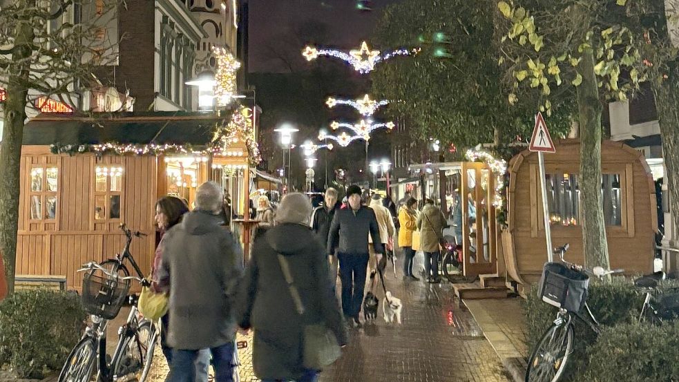Mit dem Anschalten der Weihnachtsbeleuchtung beginnt in Norden offiziell die Vorweihnachtszeit. Foto: Rebeca Kresse