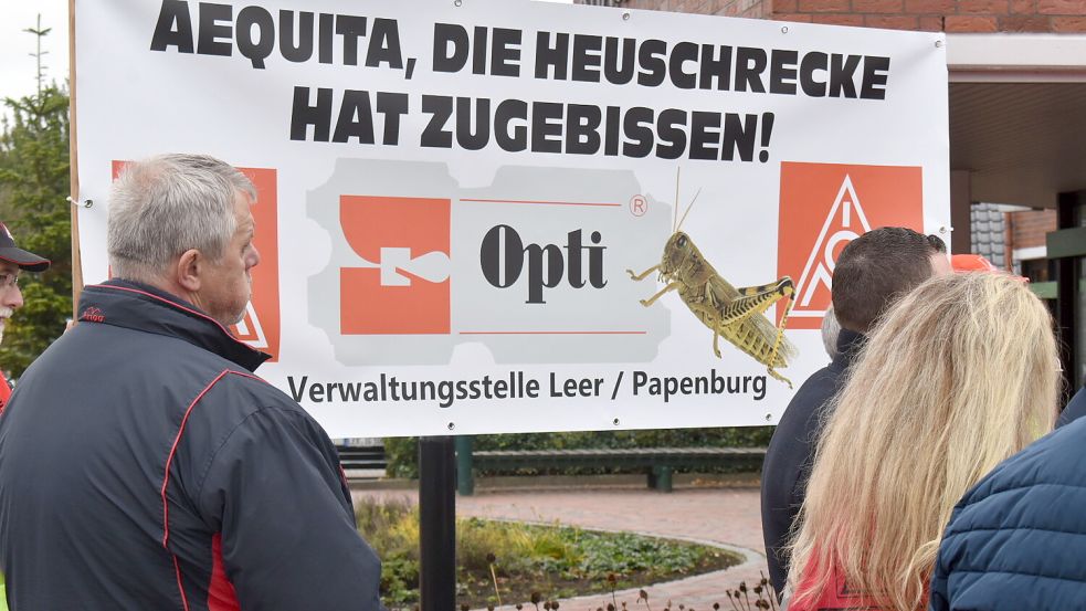 "Heuschrecke" nennt die IG Metall den Kapitalgeber Aequita – hier auf einem Plakat bei der Demonstration kürzlich am Rhauderfehner Rathaus. Dagegen wehrt sich die Opti-Geschäftsleitung. Foto: Zein