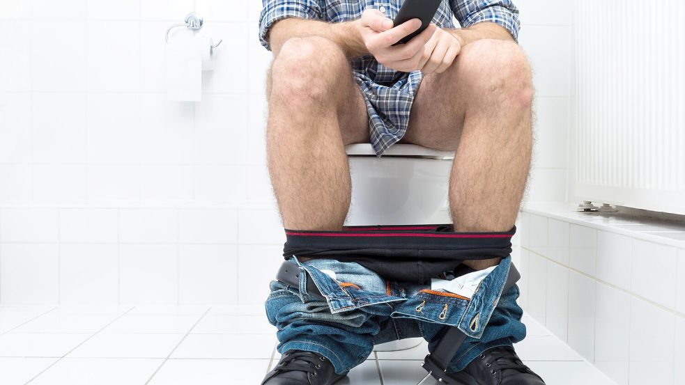 Mit dem Smartphone auf der Kloschüssel: Die Zeit verfliegt, dann schnell – und das kann der Gesundheit schaden. Foto: IMAGO/Panthermedia