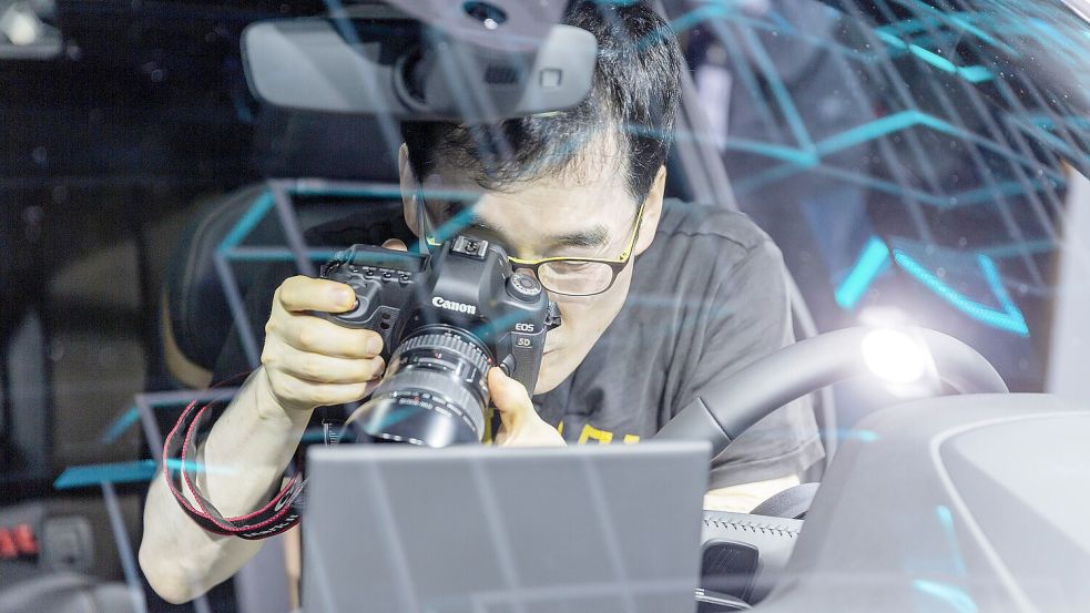 chamlos abgekupfert? Die bloße Nachhamung spielt bei Industrieprodukten eine unrühmliche Rolle. Im Bild: Auf der Internationalen Automobil-Ausstellung 2017 in Frankfurt fotografiert ein Messegast das Detail in einem präsentierten Auto. Foto: imago/Arnulf Hettrich