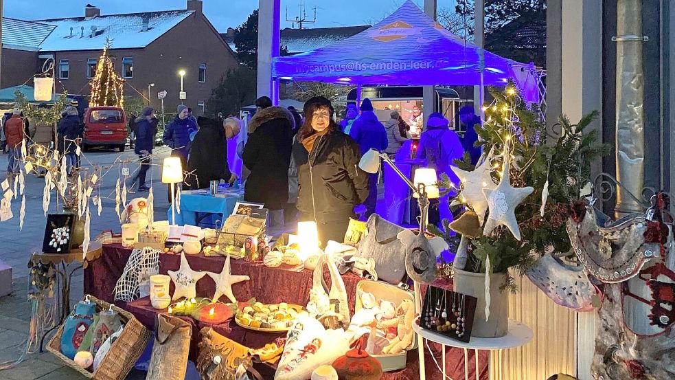 Beim weihnachtlichen Feierabendmarkt an der Hochschule geht es gemütlich zu. Foto: Hochschule