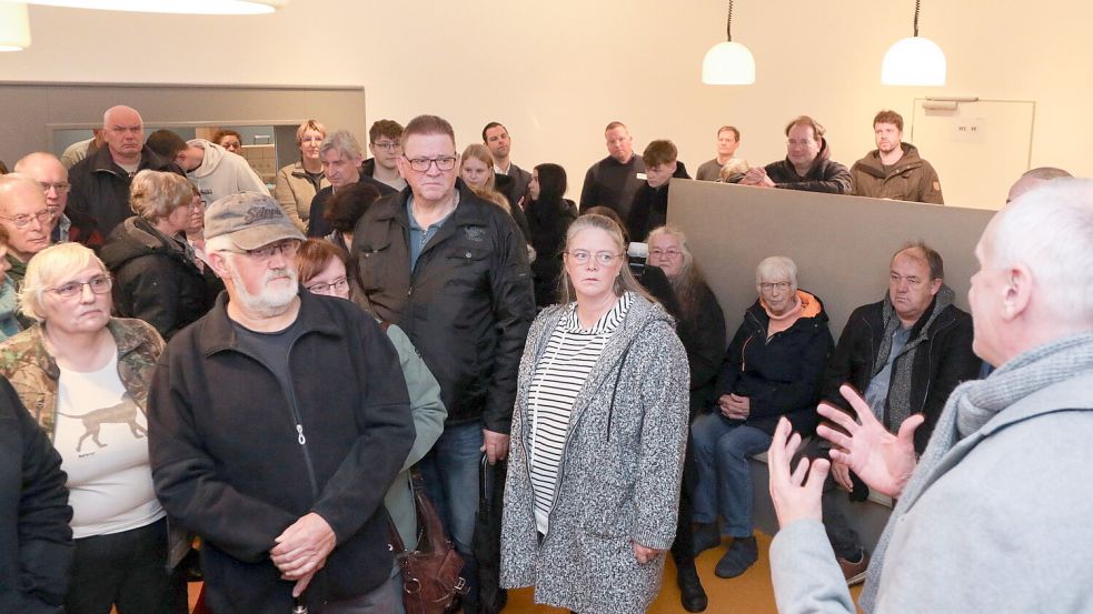 Erster Kreisrat Dr. Frank Puchert erläuterte den Anwohnern die Beweggründe der Kreisverwaltung für das neue Flüchtlingsheim.Foto: Romuald Banik