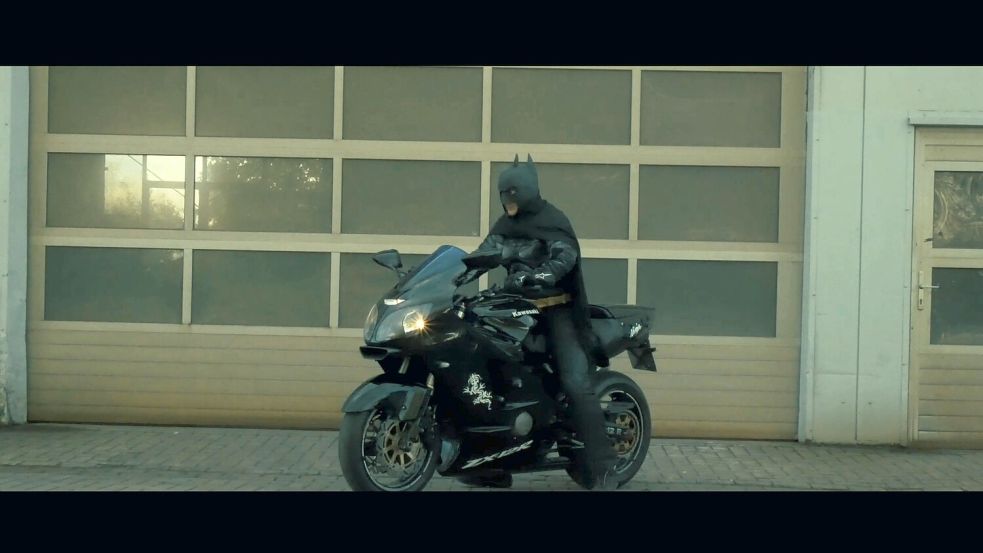 Batman kommt - auch am Urlaubsort in Ostfriesland hat er sein Motorrad griffbereit. Foto: Ostfriesland Film Studio