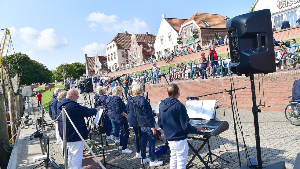 Ein Bild vom Sonntagskonzert im Greetsieler Hafen. Besonders während der Hauptsaison, hier im August, ist es in dem Fischerdorf sehr voll. Foto: Wagenaar
