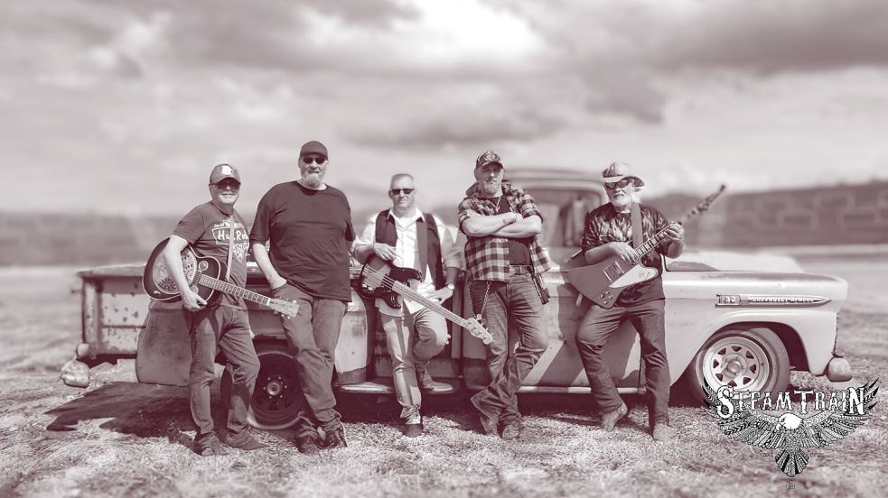 SteamTrain leben den Country Rock - von links Helmut Renken an der Akustik-Gitarre, Schlagzeuger Ralf Janssen, Bassist Heinz Lentzen, Sänger und Frontman Dave Bublitz und Gitarrist Dirk Zöllner. Foto: SteamTrain