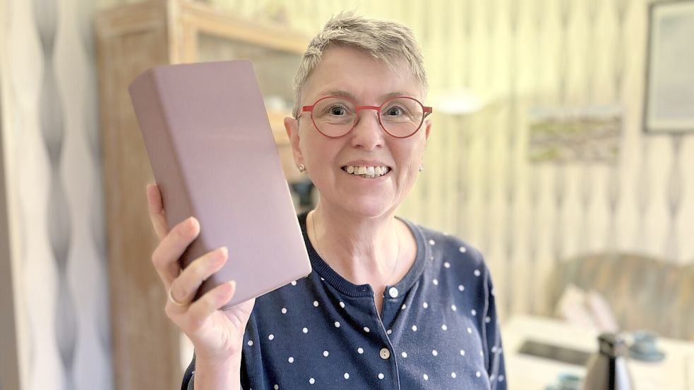 Dieser ebenso formschönen wie günstigen Vase konnte Reporterin Karin Lüppen nicht widerstehen. Foto: Fiks