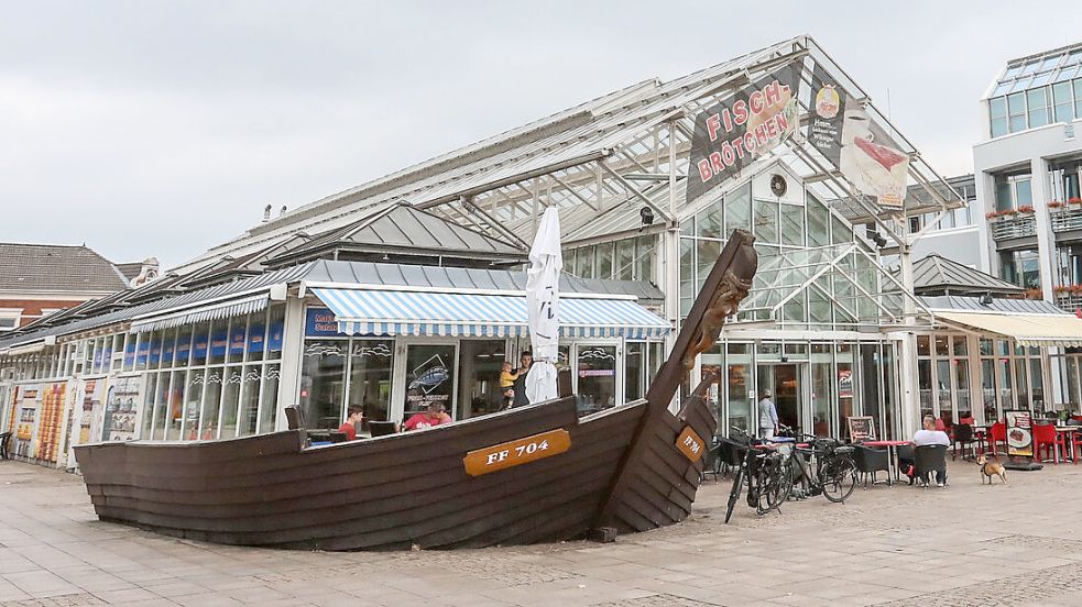 Die Kogge, hier ein Bild aus dem Jahr 2018, ist längst Geschichte. Ihr Bug ragte rund acht Meter über die Markthalle hinaus. Foto: Romuald Banik