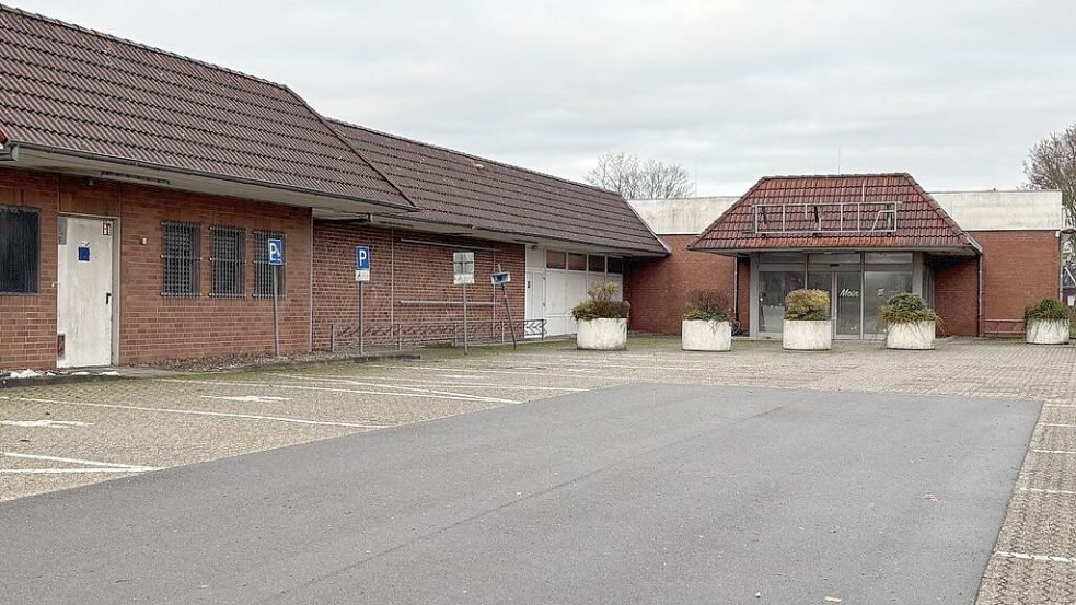 Der ehemalige Eingang des Real-Marktes: Eigentlich sollte auf diesem Gelände längst ein neuer Edeka-Markt stehen. Foto: Rebecca Kresse