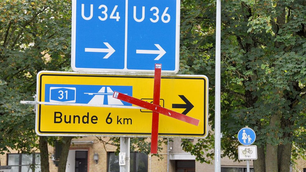 Lange war die Bundesstraße 436 Richtung Bunde gesperrt. Foto: Wolters/Archiv