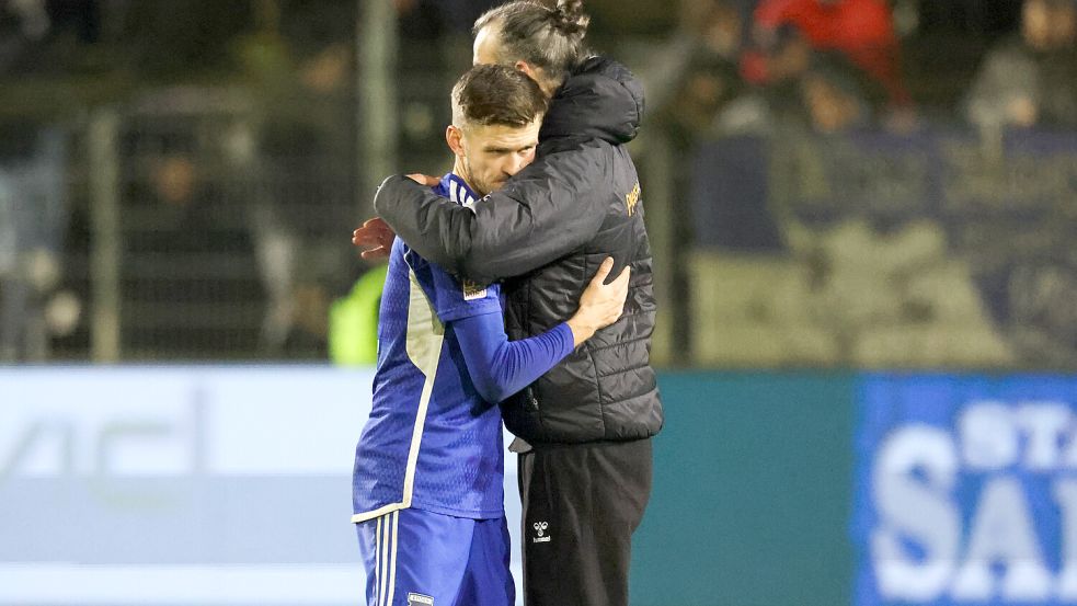 VfB-Trainer Dario Fossi herzt nach dem Spiel Ex-Spieler Dennis Engel. Foto: Doden/Emden