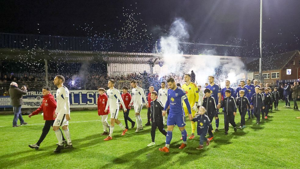 Toller Rahmen im vorletzten Heimspiel: 3600 Zuschauer wollten sich das Derby nicht entgehen lassen. Foto: Doden/Emden