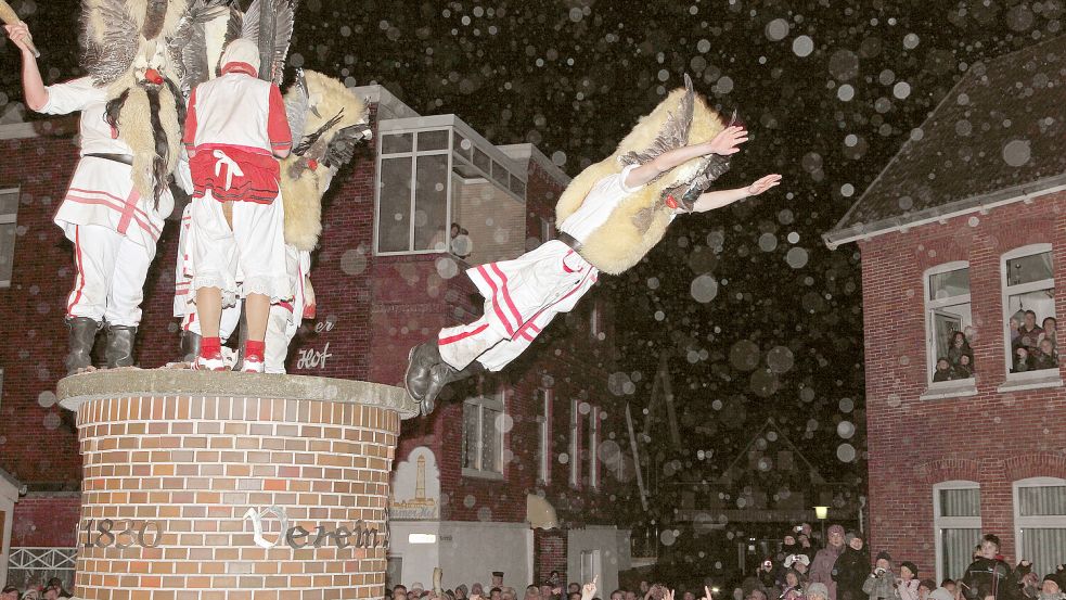 Beim Klaasohm-Fest auf Borkum gehört Frauen schlagen zur Tradition. Foto: dpa/Reinhold Grigoleit