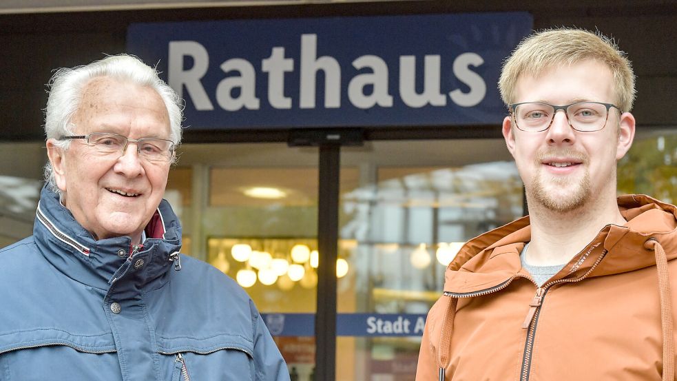 Ein Bild von 2021: Damals posierte Hans-Gerd Meyerholz als ältestes Ratsmitglied mit dem jüngsten Ratsmitglied Udo Haßbargen (SPD) vor dem Auricher Rathaus. Foto: Archiv/Ortgies