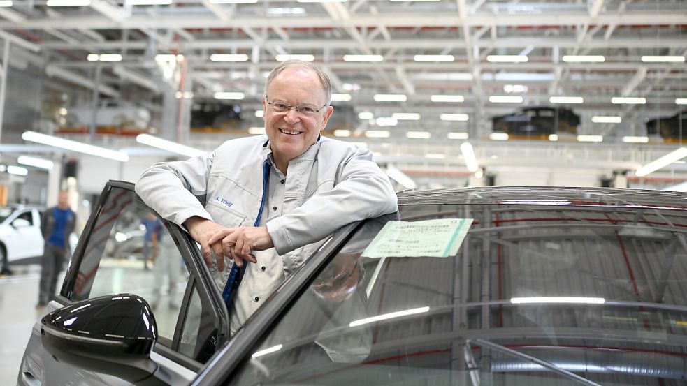 Will den E-Auto-Markt mit staatlicher Unterstützung ins Rollen bringen: Niedersachsens Ministerpräsident Stephan Weil (SPD). Foto: picture alliance/dpa | Lars Penning