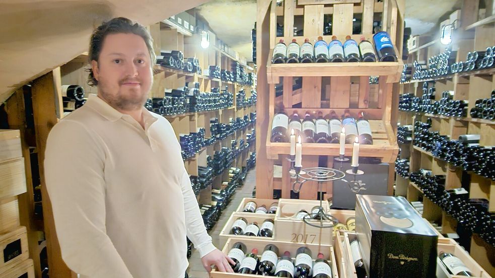 Hier kommt normalerweise kein Gast rein: Niklas Seckler, Juniorchef der „Sansibar”, im Weinkeller des Lokals. Hier lagern 35.000 Flaschen. Foto: Wolfgang Barth