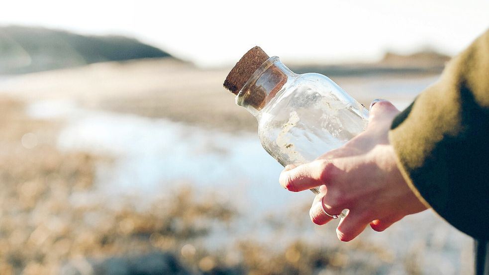 Eine Flaschenpost von Tanja Kretzschmar legt den Weg von der Ostsee bis nach Australien zurück. Foto: Unsplash/Charlotte Noelle