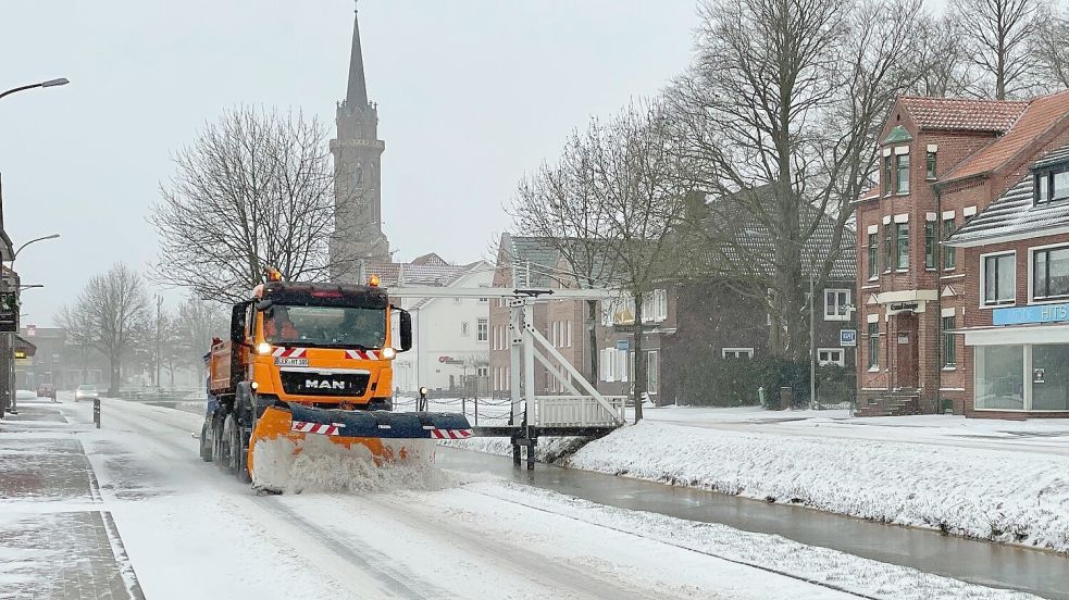 Um ins Oberledingerland zu kommen, darf der Winterdienst des Landkreises Leer nicht mehr über die Ledabrücke fahren. Für das Untenende in Westrhauderfehn (Foto) ist die Kreisverwaltung allerdings nicht zuständig. Foto: Hellmers/Archiv