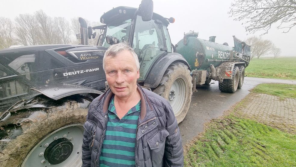 Auch Landwirte wie der Esklumer Weert Beening sind von der Gewichtsbeschränkung der Ledabrücke betroffen. Foto: Bothe/Archiv