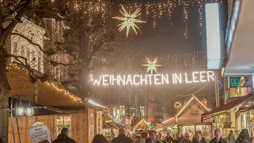 In Ostfriesland gibt es in diesem Jahr wieder zahlreiche Weihnachtsmärkte – wie diesen in der Leeraner Innenstadt. Foto: Ortgies