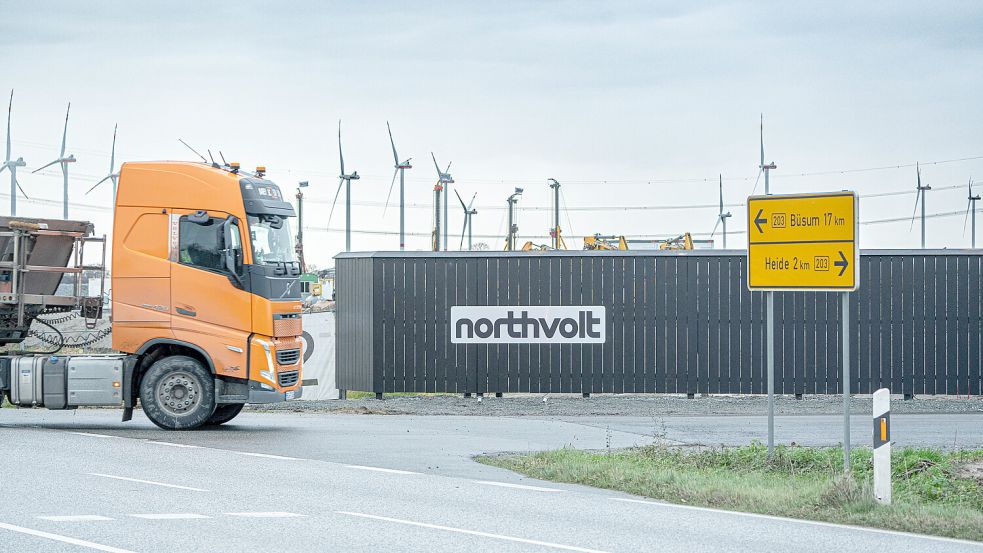 Blick auf das Baufeld der geplanten Batteriezellfabrik der Firma Northvolt bei Heide in Schleswig-Holstein. Die Insolvenzanmeldung von Northvolt bedroht nicht nur 620 Millionen Euro an staatlichen Krediten, sondern auch die strategische Unabhängigkeit Europas in der Batterietechnologie. Foto: IMAGO/Chris Emil Janßen