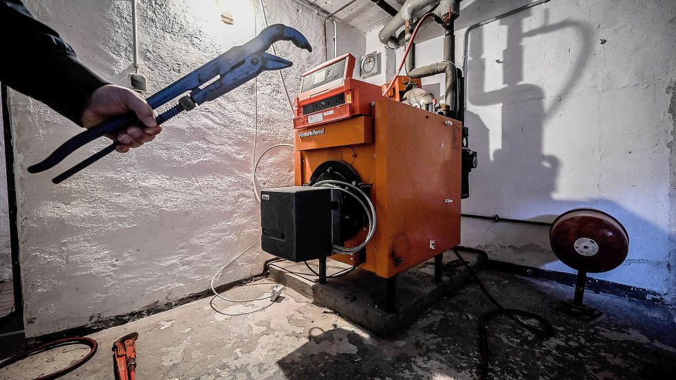 Die neue Ölheizung von Jens Spahns Mutter ist hoffentlich moderner als dieses 1995 eingebaute Gerät. Foto: IMAGO/Funke Foto Services