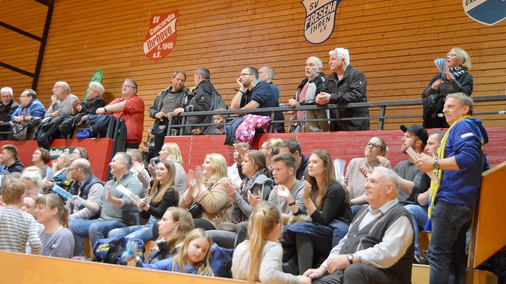 Zuletzt wurde der WOL-Cup im Januar 2020 in Collhusen ausgetragen. Damals konnte die ausfahrbare Tribüne noch genutzt werden. Jetzt ist sie defekt. Archivfoto: Weers
