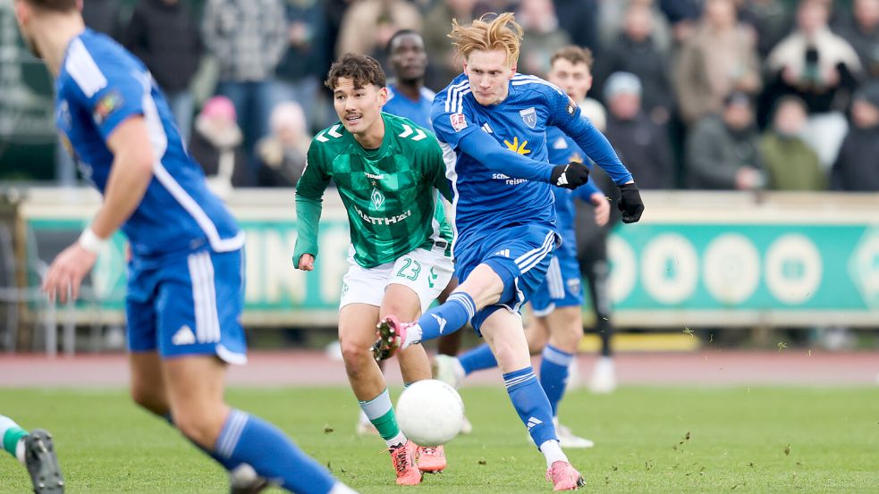 Die Offensivabteilung von Kickers Emden (Mitte Pascal Steinwender) hat in der zweiten Halbzeit in Bremen kaum Akzente nach vorne setzen können. Foto: Doden, Emden