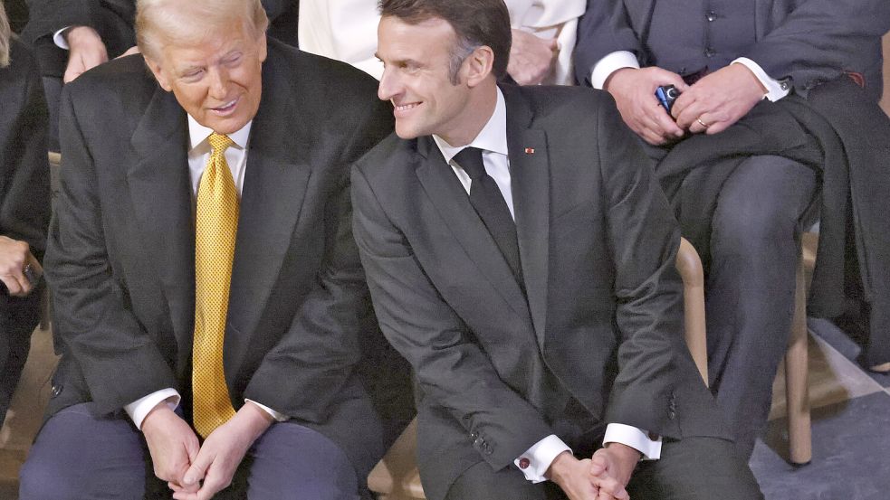 Der designierte US-Präsident Donald Trump (l) spricht mit dem französischen Präsidenten Emmanuel Macron in der Kathedrale Notre Dame. Foto: picture alliance/dpa/POOL AFP/AP