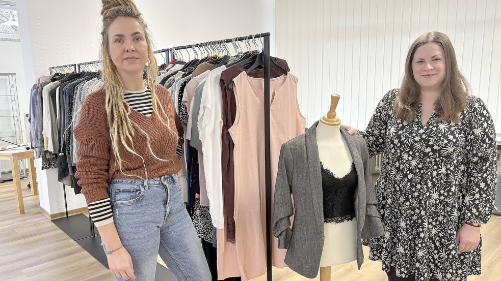 Julia Semmling (links) ist Projektleiterin für den neuen Secondhand-Laden „Nord-Ost“ im Stadtteil Barenburg. Das ist ein Angebot des Vereins „Das Boot“. Jaika Zeytin ist Assistentin der Vereins-Geschäftsführung. Fotos: Hanssen