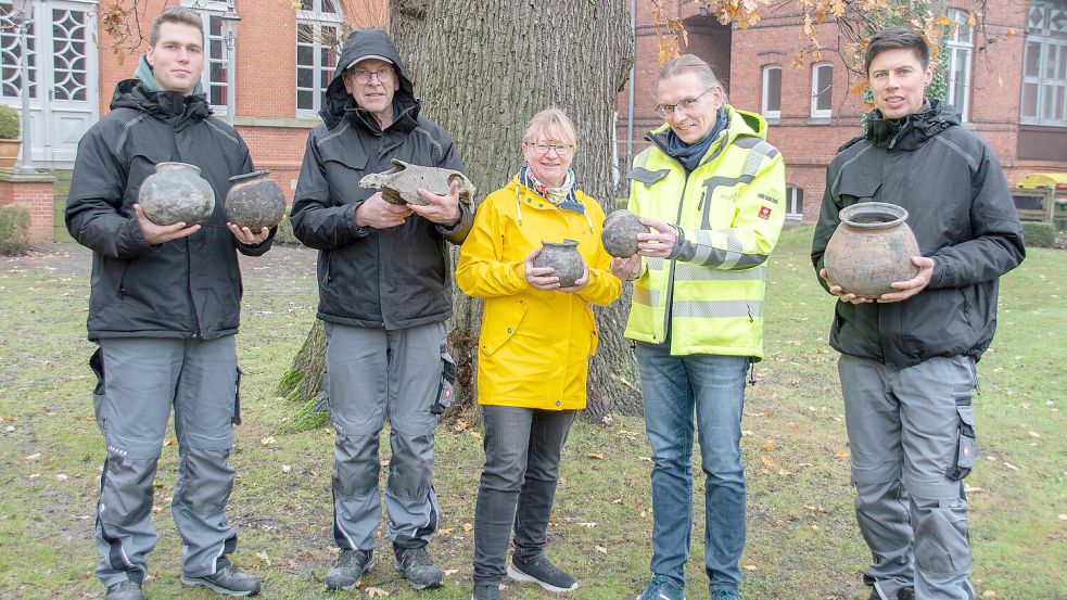 Viacheslav Hladkyi (von links), Johann Arends, Claudia Neutzer, Dr. Jan F. Kegler und Taras Khromushyn zeigen die ungewöhnlich gut erhaltenen Kugeltöpfe aus dem Spätmittelalter und einen Pferdeschädel, die bei den Grabungen auf der Japaninsel gefunden wurden.
