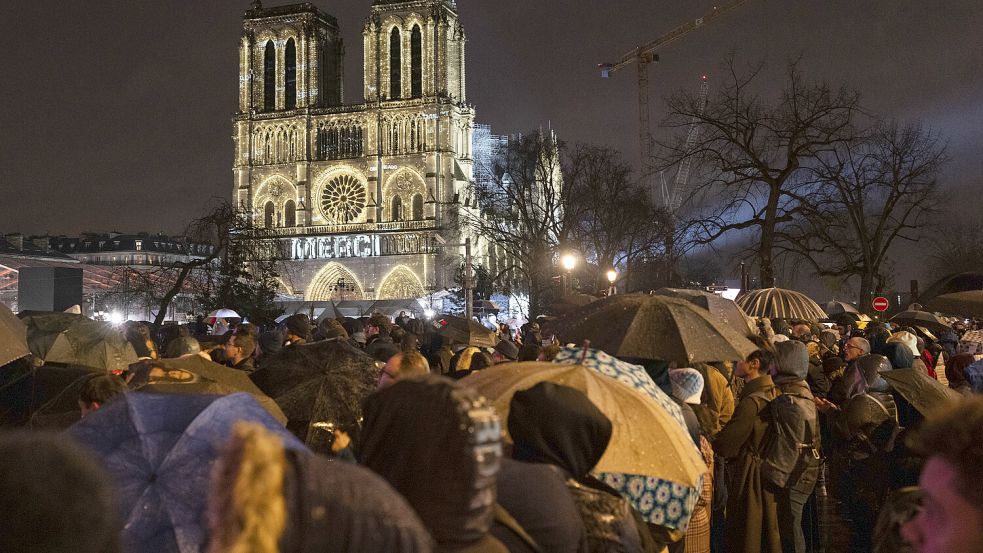 In neuem Glanz erstrahlte Notre Dame am Samstagabend – unzählige Pariser schauten zu. Foto: AP