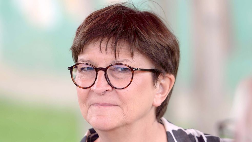 „Die brutalen Maßnahmen, die weithin angedroht werden, sind so nicht hinnehmbar.“ SPD-Chefin Saskia Esken schaltet sich in den Tarifkonflikt bei VW ein. Foto: IMAGO/Sven Simon