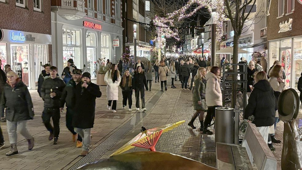 In der Burgstraße war gegen 20.30 Uhr ordentlich Betrieb. Foto: Karin Böhmer